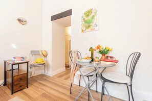 Familie appartement, meerdere slaapkamers, 2 badkamers (Miss Ren's Home) | Dineren