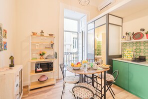 Familie appartement, meerdere slaapkamers, 2 badkamers (Miss Ren's home) | Dineren