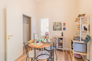 Appartement Familial, plusieurs chambres, 2 salles de bains (Miss Ren's Home) | Restauration