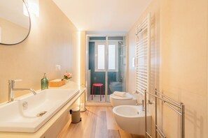 Familie appartement, meerdere slaapkamers, 2 badkamers (Miss Ren's home) | Badkamer | Een douche, een haardroger, een bidet, handdoeken