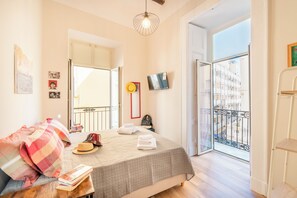 Familie appartement, meerdere slaapkamers, 2 badkamers (Miss Ren's home) | 2 slaapkamers, een laptopwerkplek, gratis wifi, beddengoed