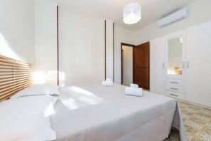 2 Schlafzimmer, Zimmersafe, Schreibtisch, Bügeleisen/Bügelbrett