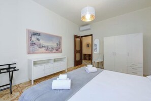 2 bedrooms, in-room safe, desk, iron/ironing board