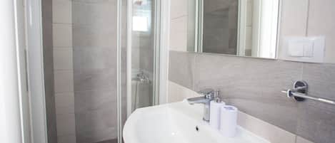 Einzelzimmer (Single Room with Shared Terrace) | Badezimmer | Dusche, Handtücher