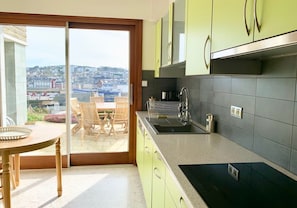 Fridge, microwave, oven, stovetop - "La Villa du Cap - Sea view - 2/8 travellers (Fécamp)