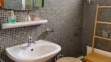 SĂšche-cheveux, serviettes fournies, savon, papier toilette