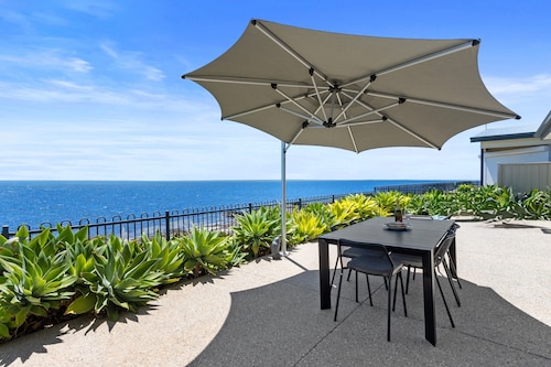 Sea La Vie - Absolute beachfront! Amazing sea views! Off peak special!