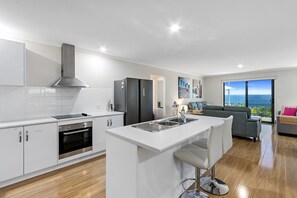 Mikrobølgeovn, ovn, oppvaskmaskin og brødrister