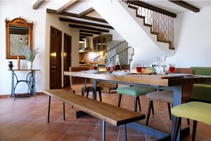 Vil·la (Three Bedroom Villa) | Sala d'estar | Televisor de pantalla plana de 32 polzades amb canals per cable 
