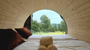 Cabin, 1 Queen Bed, Park View | Bed sheets