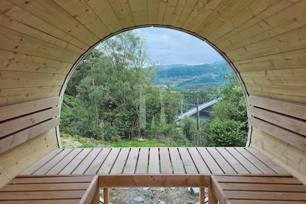 Un sauna, una bañera de hidromasaje