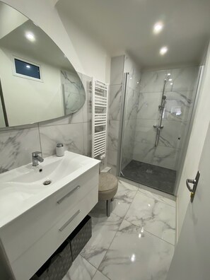 Shower, towels, toilet paper - "Le Pégase" (La Ciotat)