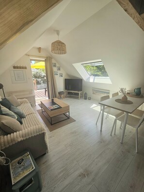 TV, stereo - En Bord de Mer, Appartement au 1er Étage Avec Terrasse Spacieuse (Sarzeau)