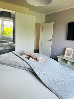 2 bedrooms, iron/ironing board, travel crib, WiFi - Ferienhaus Seenah. 5 Min zum Hainer See - Eigene Fewo - Ideal für 4 Personen - (Neukieritzsch)