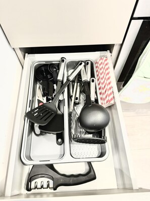 A kitchen drawer with various utensils and cookware. - Perfect Stay for Contractors & Families - Sleeps 7 (Bracknell)