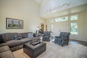 TV, fireplace - Tranquil Escape with Access to The Cove (Sunriver)