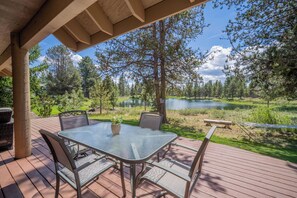 Outdoor dining - Tranquil Escape with Access to The Cove (Sunriver)