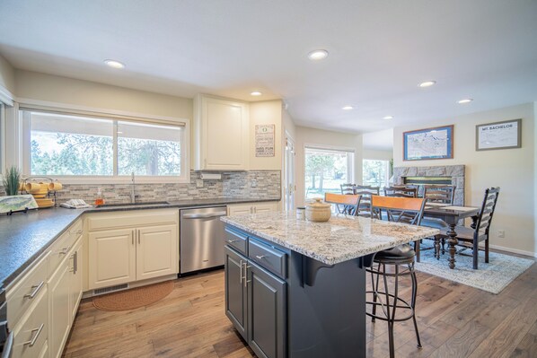 Fridge, microwave, oven, stovetop - Tranquil Escape with Access to The Cove (Sunriver)