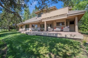 Terrace/patio - Tranquil Escape with Access to The Cove (Sunriver)