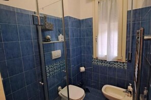 Haartrockner, Bidet, Handtücher, Seife