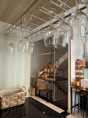 Kjøleskap på fellesområdet og mikrobølgeovn på fellesområdet