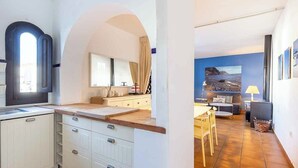 Una cucina moderna con mobili bianchi e un'ampia finestra.
