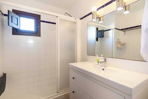 Hair dryer, bidet, towels, soap - La Sardineta, Lujo Discreto en Aguamarga con Piscina y muy Cerca de la Playa (Agua Amarga)