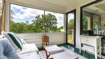 Smart TV, chimenea y libros