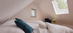 2 soverom, skrivebord, strykejern/-brett og reiseseng for barn