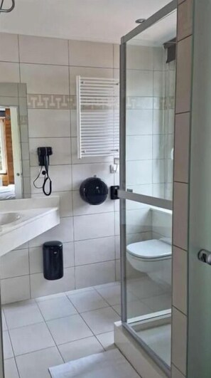 Quarto standard, banheiro privativo | Banheiro | Secador de cabelo, toalhas de banho