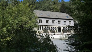 A large, two-story building with a symmetrical facade, multiple windows, and a central entrance. - Hôtel L'ermitage (Houffalize)