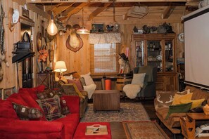 Smart TV, fireplace - Rustic cabin w/ 29 acres. Hot tub, wood stove, nature trails, pet friendly &more (Hannibal)