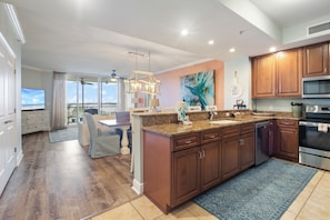 冷蔵庫、電子レンジ、オーブン、コンロ