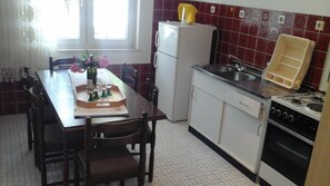 Appartement (Two Bedroom Apartment with Terrace) | Cuisine privée | Réfrigérateur
