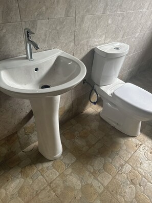 Jetted bath, hair dryer, bidet, towels - Gina Valley Suite 3 (Sunyani)