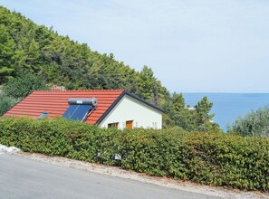 A house with a red roof, solar panels, and a view of the sea. - Vacation House Marija, Korčula (Korcula)