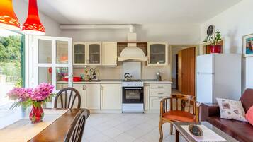 Maison (Two Bedroom Holiday Home with Terrace) | Cuisine privée | Réfrigérateur