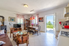 Casa (Two Bedroom Holiday Home with Terrace) | Sala de estar | Televisión de pantalla plana de 32 pulgadas con canales por cable