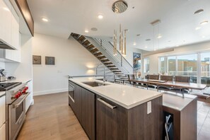 冷蔵庫、電子レンジ、オーブン、コンロ