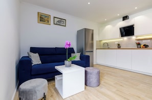 Leilighet (One Bedroom Apartment) | Oppholdsrom | En 32-tommers Flatskjerm-TV med Parabol-TV samt stereoanlegg