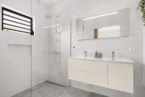 Douche, sèche-cheveux, serviettes fournies, savon