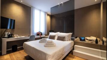 Room with Tub and Hydromassage | Una cassaforte in camera, una scrivania, tende oscuranti