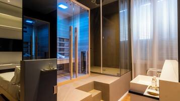 Room with Sauna | Una cassaforte in camera, una scrivania, tende oscuranti