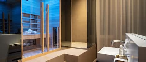 Room with Sauna | Zimmersafe, Schreibtisch, VerdunkelungsvorhÀnge, schallisolierte Zimmer