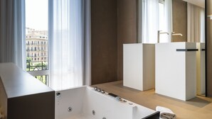A modern bathroom with a bathtub, a sink, and a mirror. - Amorgiù Luxury Room (Palermo)