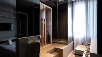 Una cassaforte in camera, una scrivania, tende oscuranti