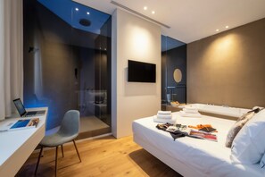 Room with Tub and Hydromassage | Safe på rommet, skrivebord, blendingsgardiner og lydisolert