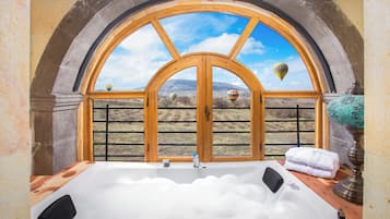 Habitación Deluxe con 1 cama doble o 2 individuales, no fumadores, bañera | Ropa de cama de alta calidad, colchones Select Comfort, minibar