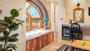 Habitación Deluxe con 1 cama doble o 2 individuales, no fumadores, bañera | Ropa de cama de alta calidad, colchones Select Comfort, minibar