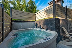 Outdoor spa tub - Near Dollywood | Hot Tub, Game Room & Home Theater (Sevierville)